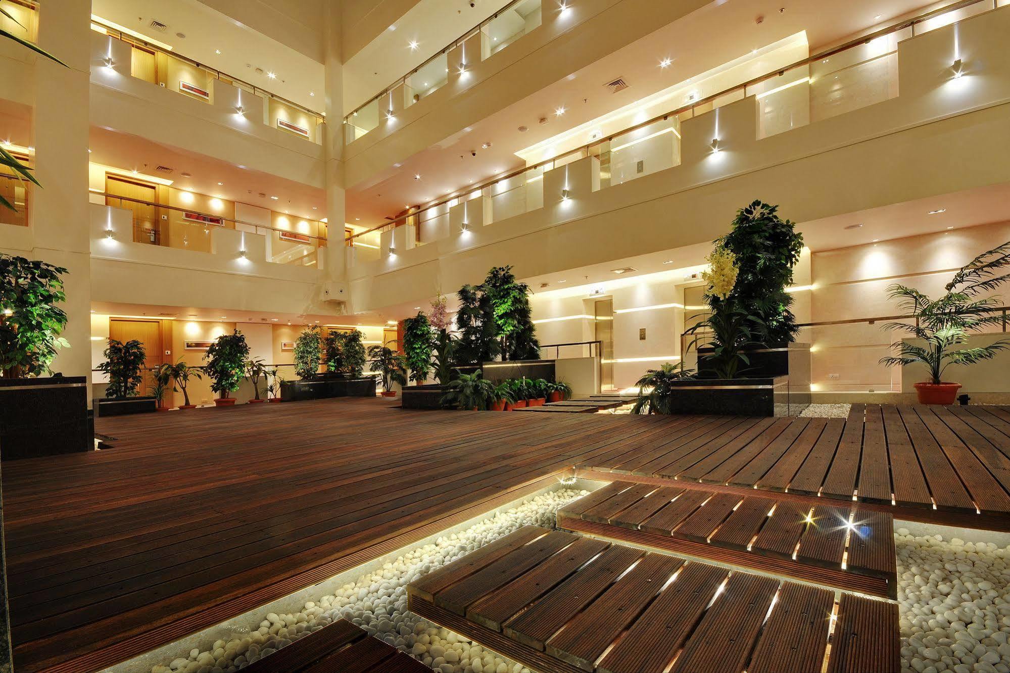 Hotel Platinum Rajkot Exterior photo