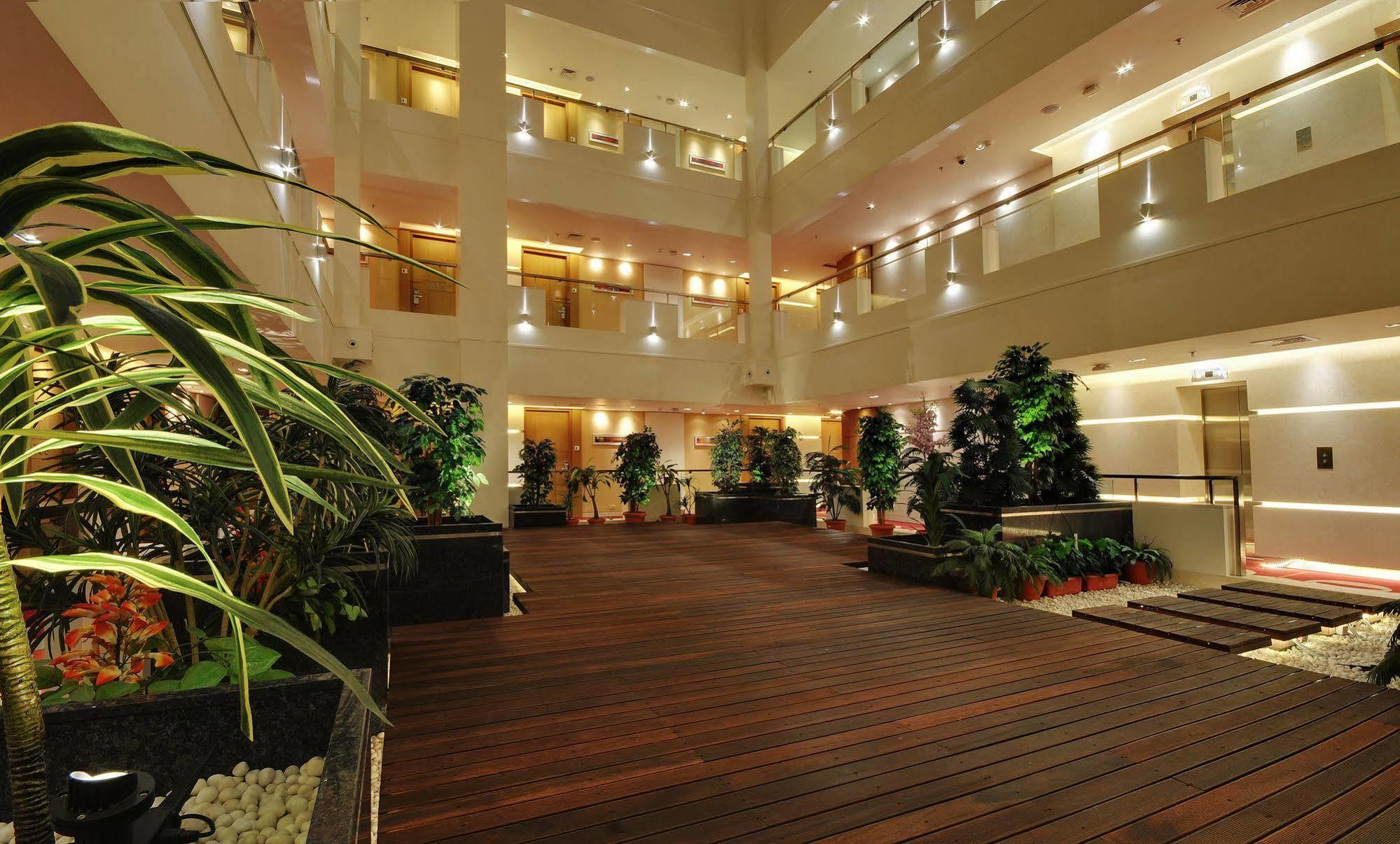 Hotel Platinum Rajkot Exterior photo