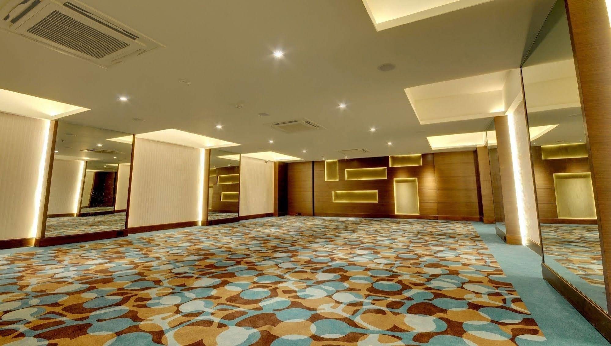 Hotel Platinum Rajkot Exterior photo