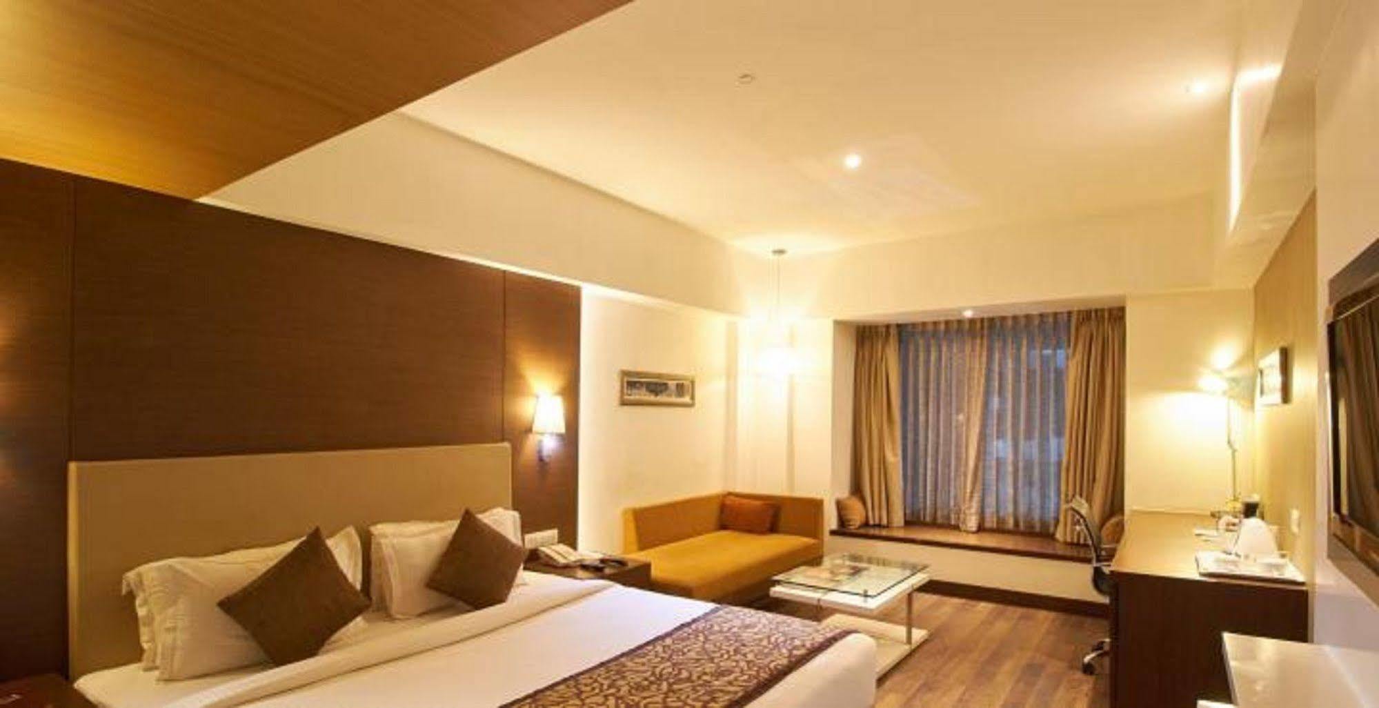 Hotel Platinum Rajkot Exterior photo