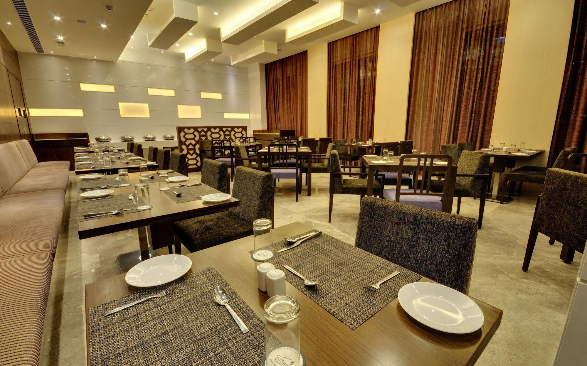 Hotel Platinum Rajkot Exterior photo