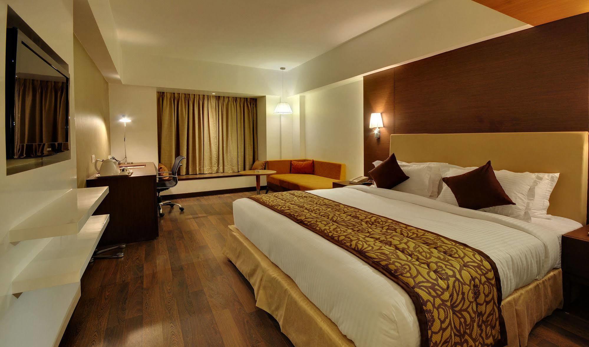 Hotel Platinum Rajkot Exterior photo