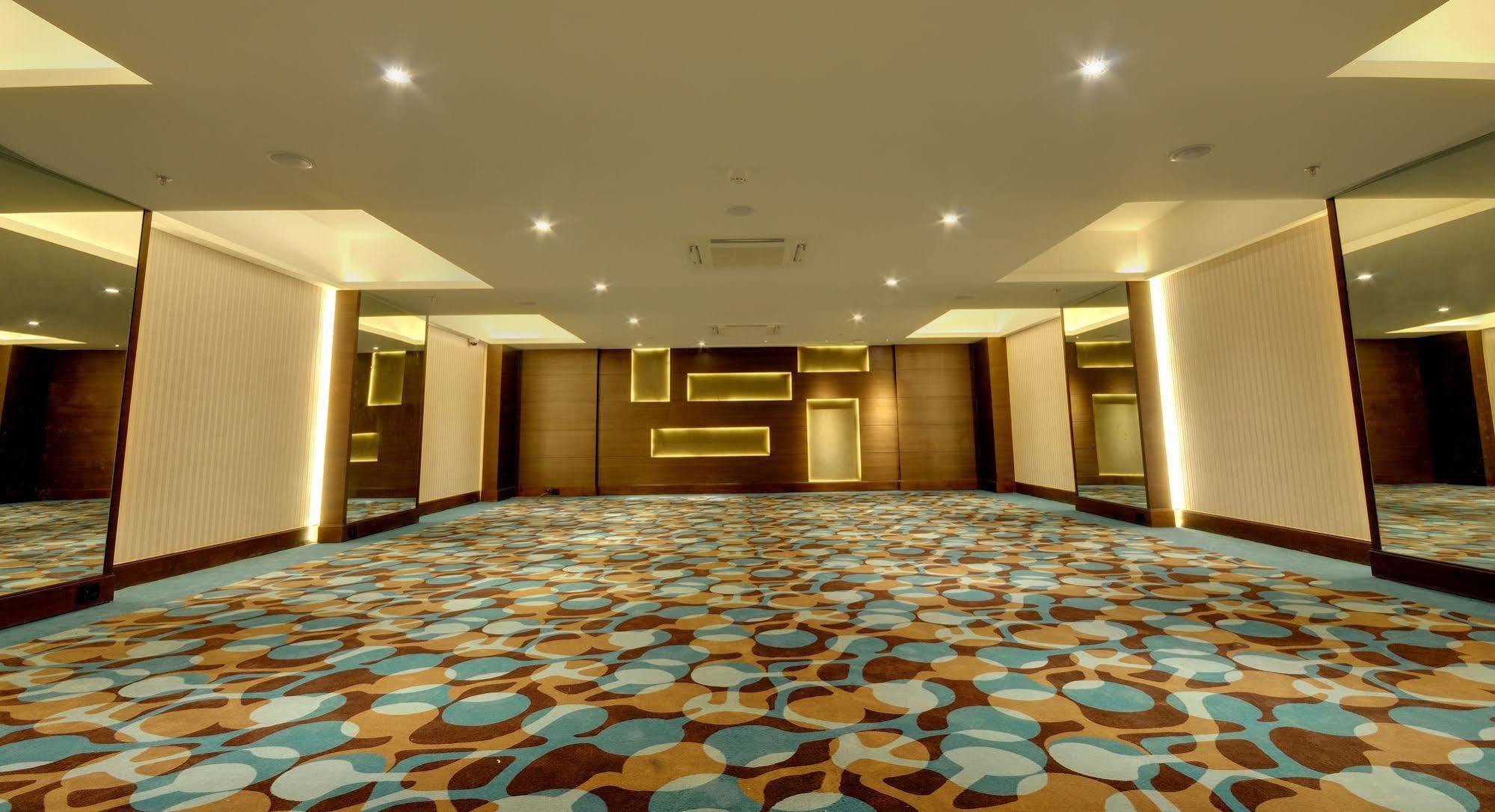 Hotel Platinum Rajkot Exterior photo